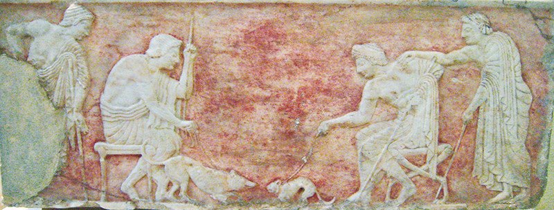 Altercation entre un chien et un chat. Base d’une statue funéraire. Athènes (Céramique), c. 510 AEC. National Archaeological Museum, Athènes (photo Sharon Molerus).